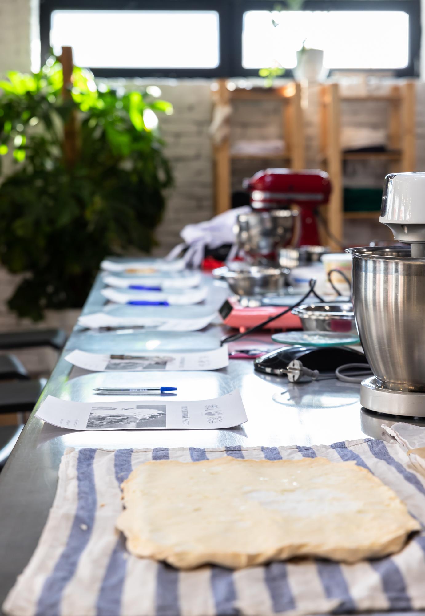 Interno della cucina didattica con attrezzatura professionale